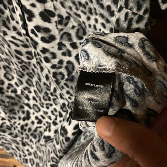 Torrid Gray Leopard Grey Harper Studio Crepe Flutter Blouse Women's Size 2/2X - Picture 7 of 9